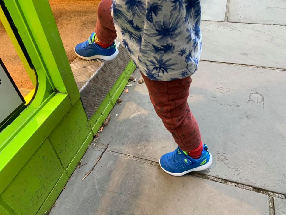 子供用スケッチャーズの光る靴はスイッチはある 電池はどれくらい持つのか聞いてみた 実際に履いた1歳5ヶ月の息子の反応は